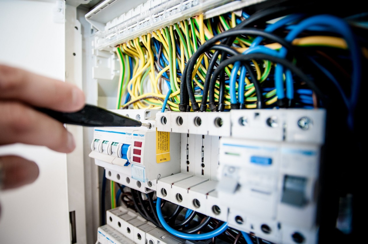 Electricieni (curenti tari si slabi)